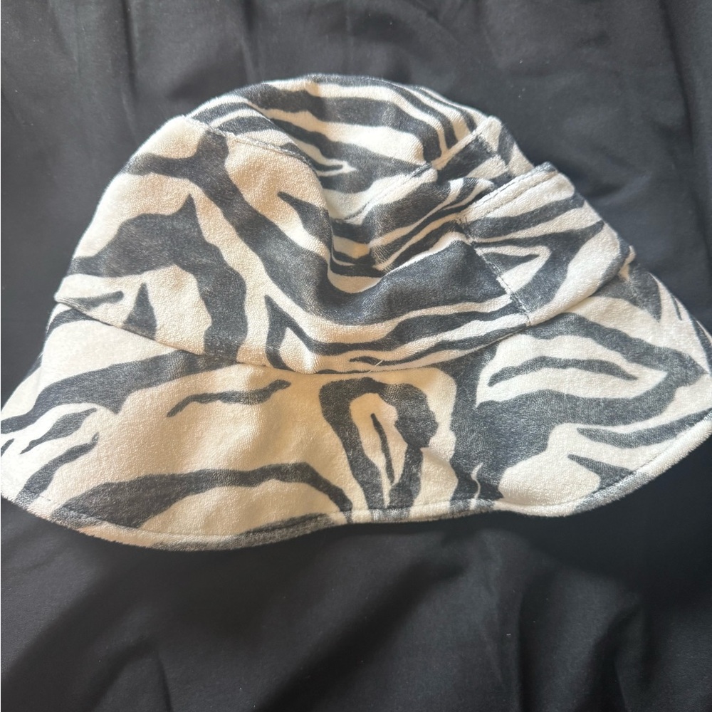 Lack Of Color Zebra Wave Bucket - Picture 4 of 4